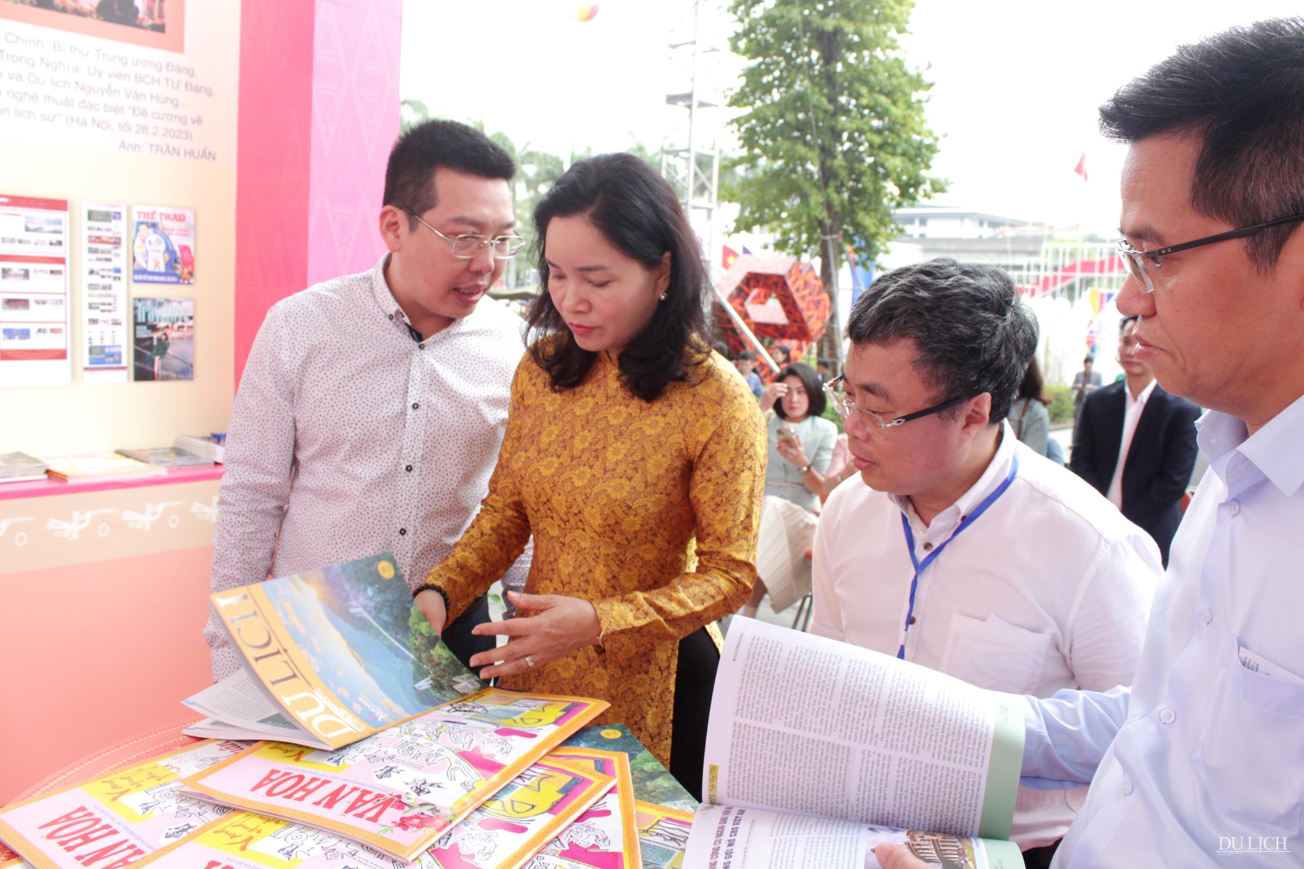 Thứ trưởng Bộ VHTTDL Trịnh Thị Thủy tham quan gian trưng bày Liên chi hội nhà báo Bộ VHTTDL